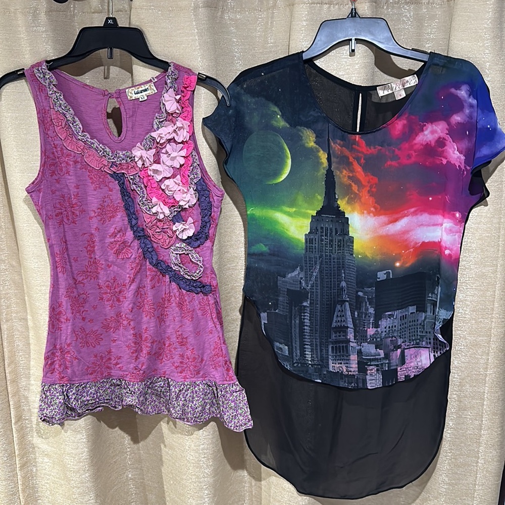 🌸Women’s bundle of 2 blouses 👚 Used in excellent condition1